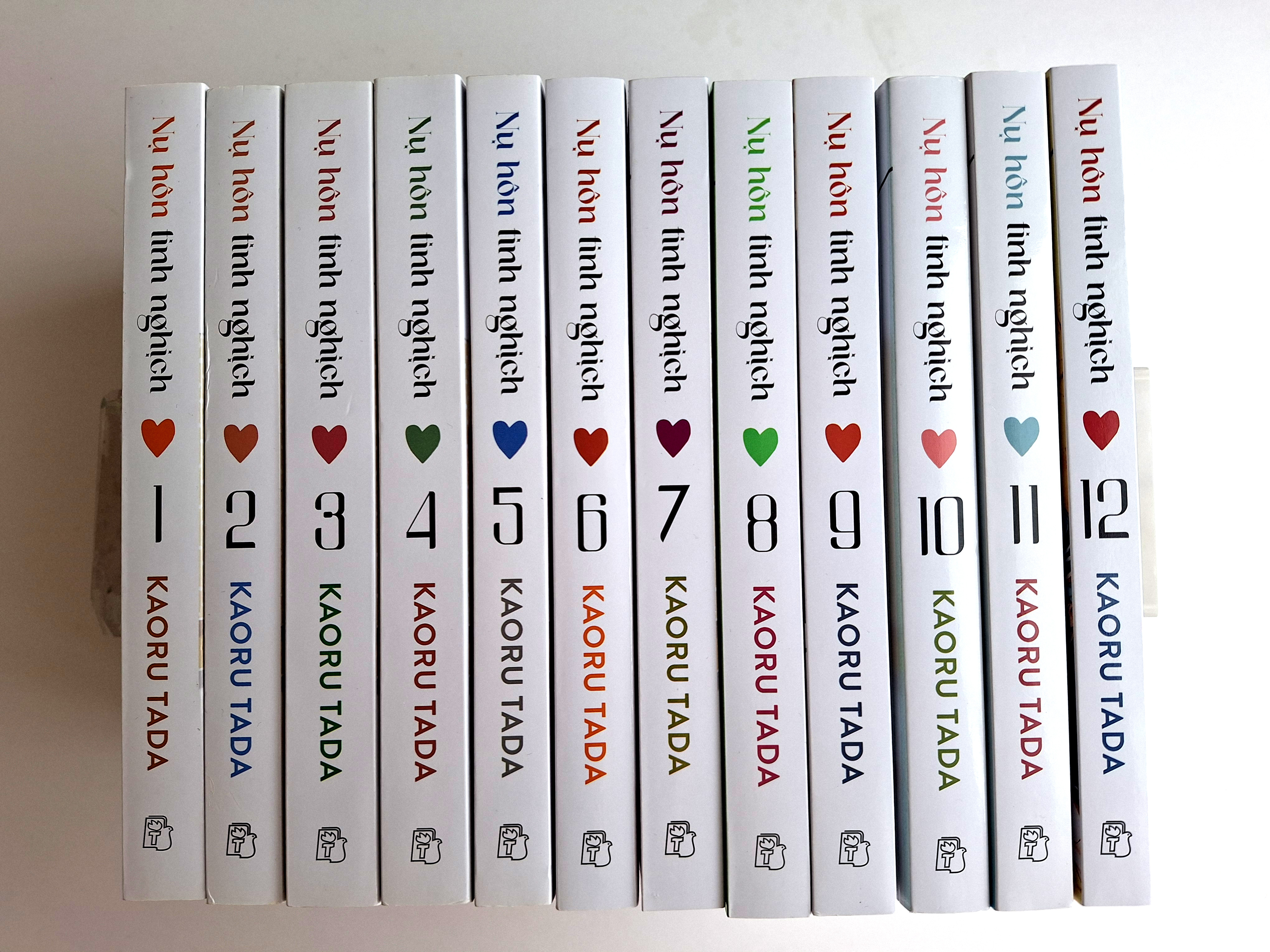 コミック『イタズラなKiss』ベトナム語版『Nụ Hôn Tinh Nghịch』全12巻背表紙